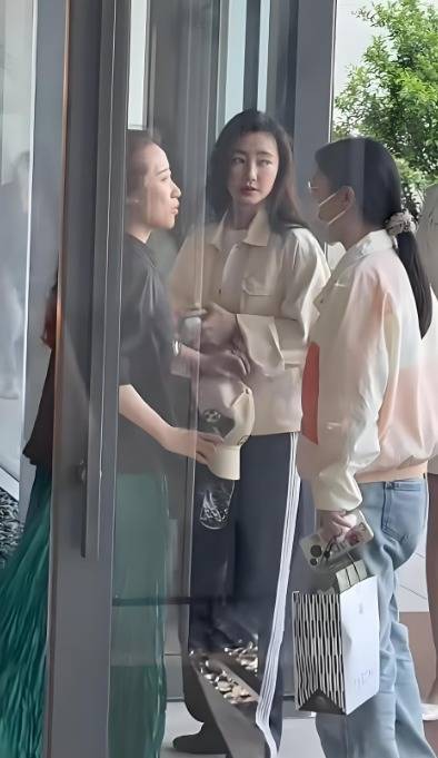 3G配资 王丽坤素颜上海售楼处看房享VIP，礼仪小姐美到抢镜！